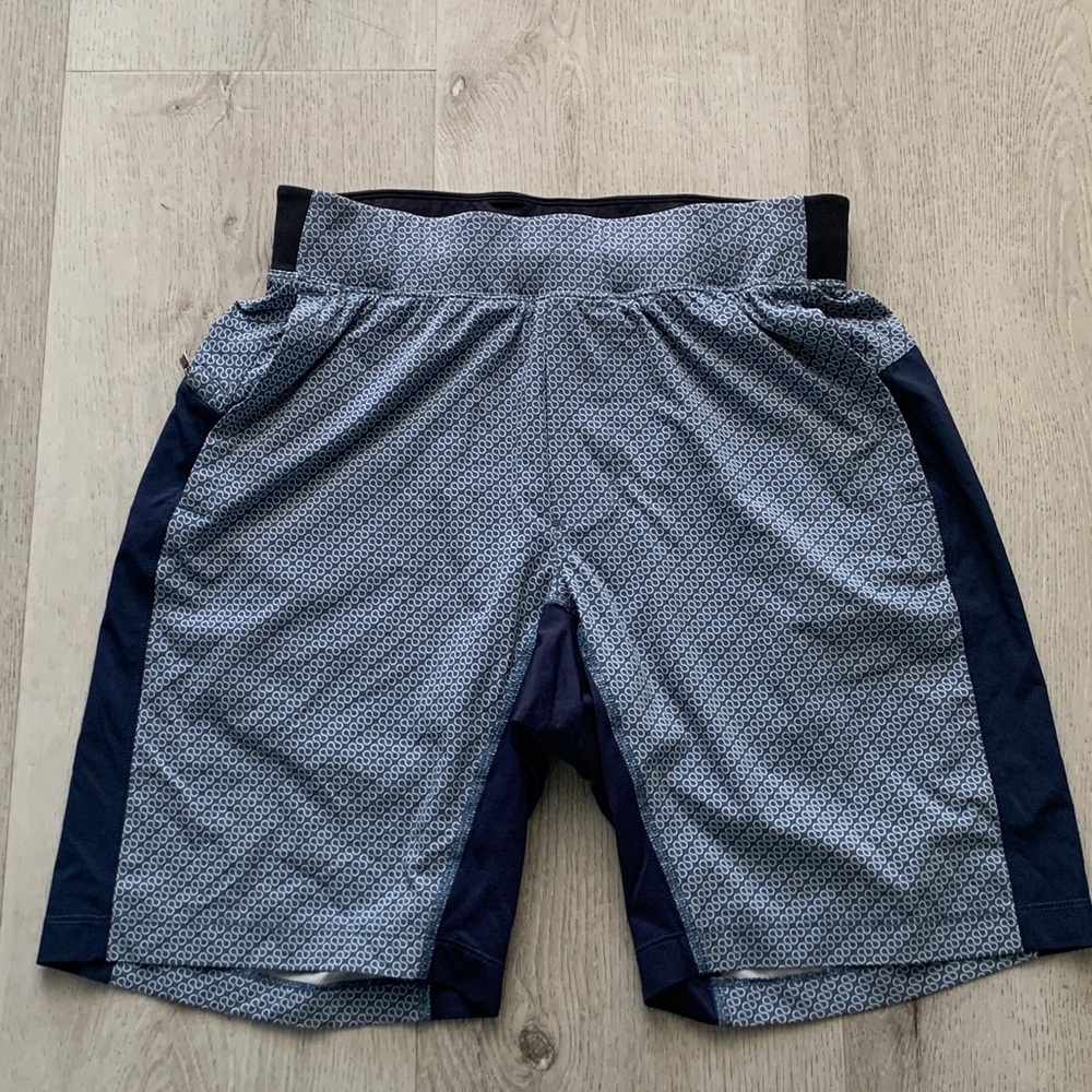 Lululemon Blue White Squiggle Print Athletic Shorts Black Waistband Size‎ 6